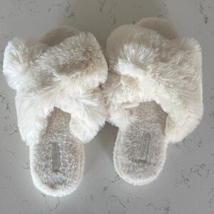 Halluci Fluffy Cream Slippers